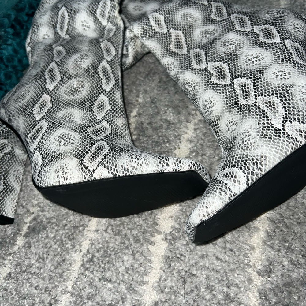 Fashion Nova Snake Vegan Leather Skin boots. Black and White. Size 9. BRAND NEW.
